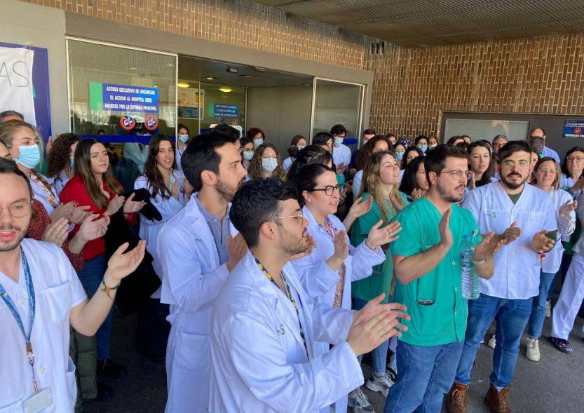 La jornada laboral de residentes, MIR, EIR, FIR o PIR vuelve a ser tema de discusión en el ámbito sanitario, debido a las horas extenuantes que enfrentan.