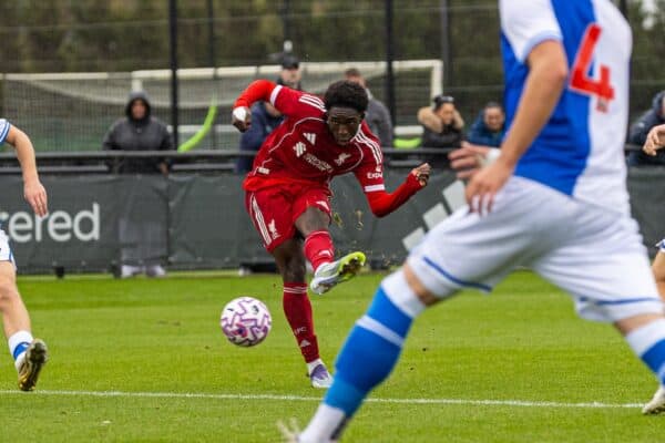 KIRKBY, INGLATERRA - Sábado 20 de septiembre de 2025: Joshua Abe de Liverpool durante el partido de la Premier League U18 entre el Liverpool FC Sub-18 y el Blackburn Rovers FC Sub-18 en la Academia de Liverpool. (Foto de Rafaella Mcintosh/Propaganda)