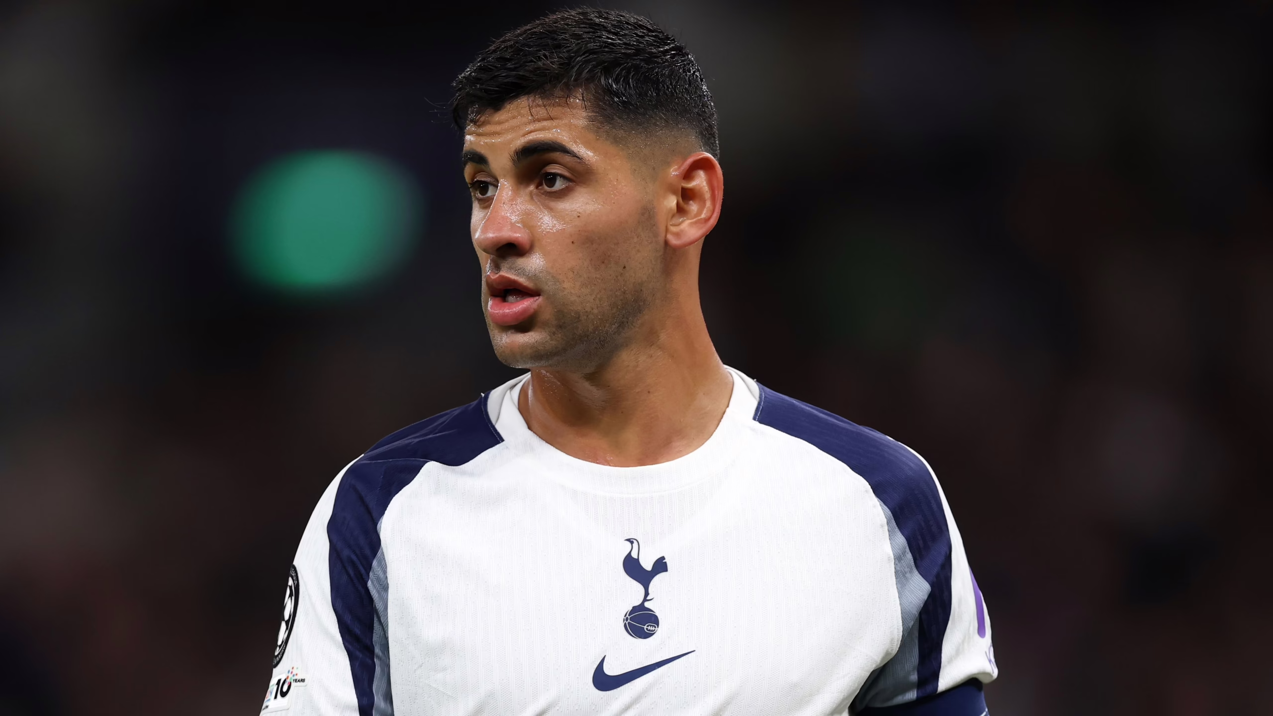 "Anhelando el futuro" - La situación de Cristian Romero en el Tottenham se complica tras revelaciones de negociaciones sobre su traspaso por parte de una figura del Atlético de Madrid.