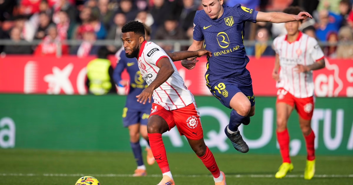 Julián Álvarez continúa sin marcar en la Liga Española y Nico González sufrió una lesión, aunque el Atlético de Madrid logró una victoria que refuerza su recuperación.