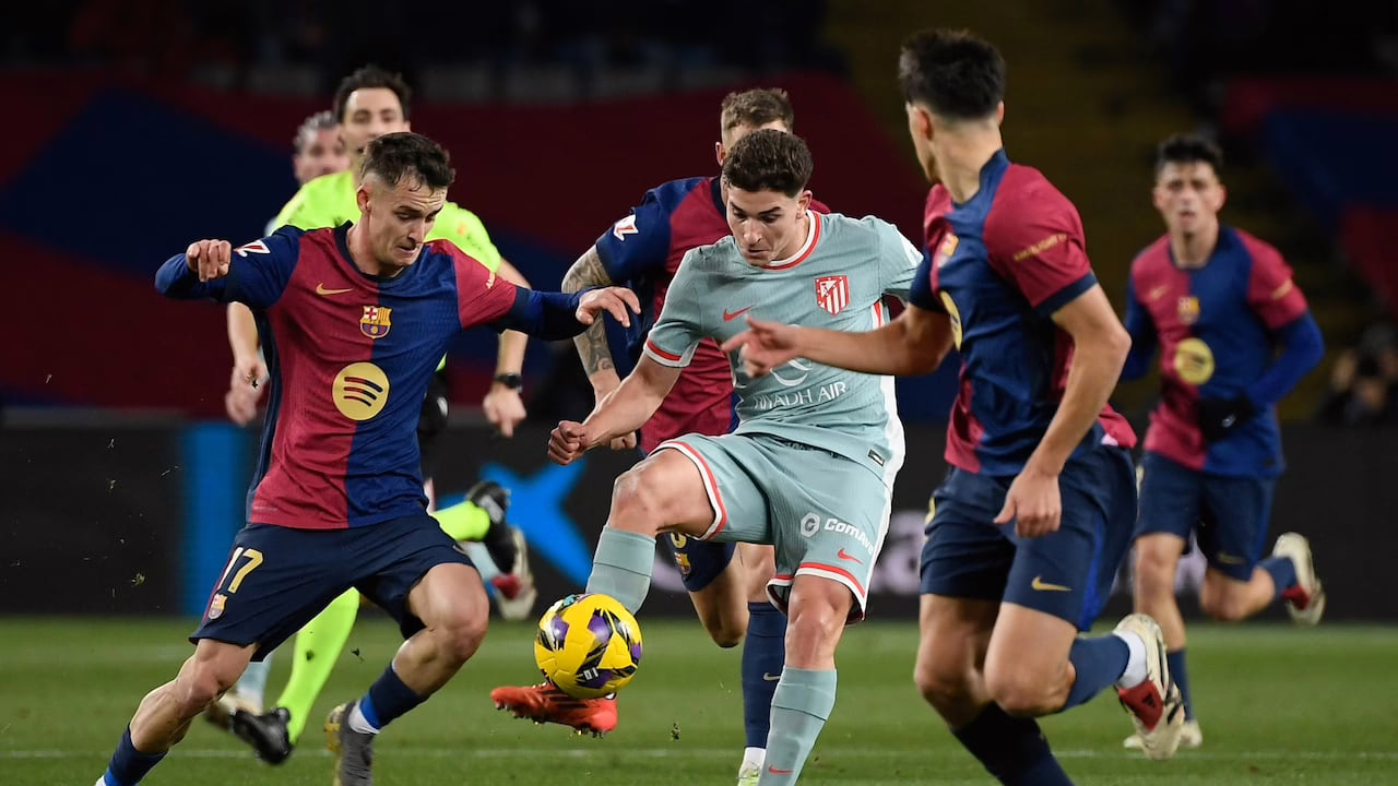 Barcelona y Atlético de Madrid se encuentran en el duelo destacado de LaLiga Española.