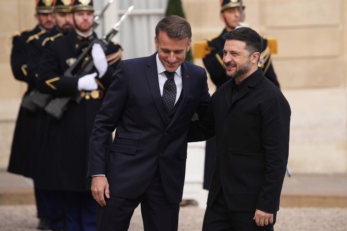 Macron sostiene que únicamente Ucrania tiene la autoridad para decidir sobre su territorio, mientras que Zelenski solicita que no se recompense a Rusia por su agresión | Internacional