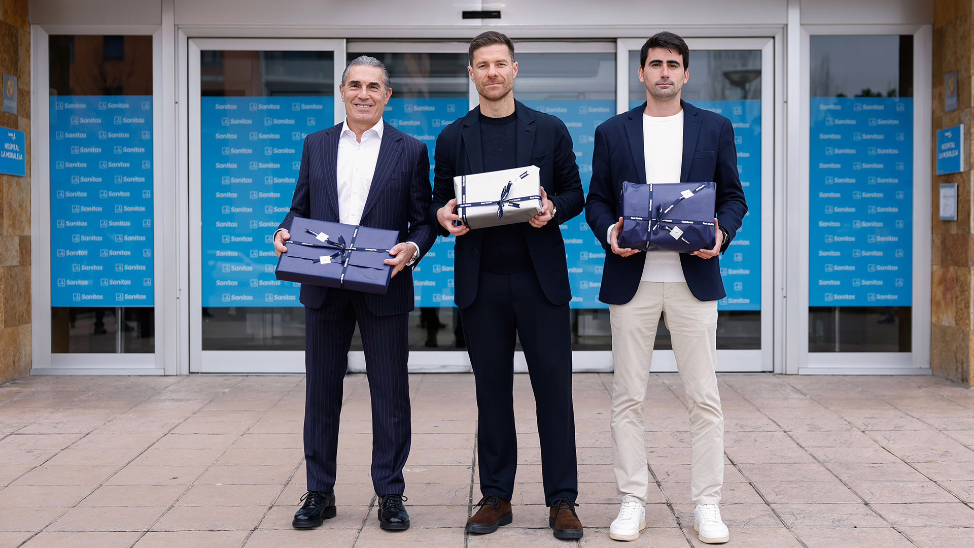 Los jugadores y entrenadores del Real Madrid hacen una visita a los niños en el hospital.