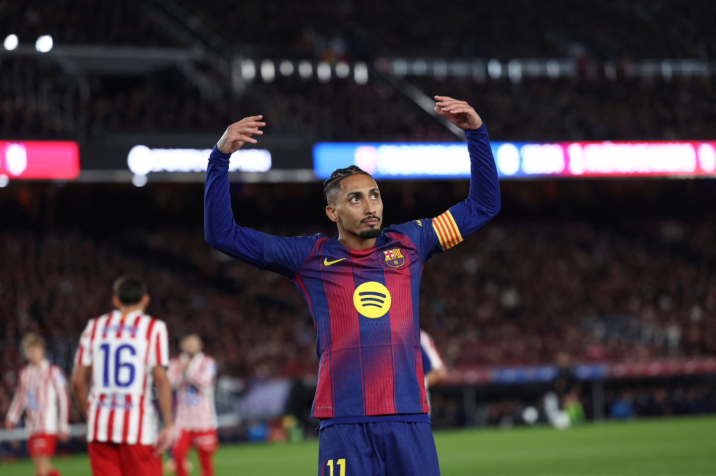 El Barcelona derrota al Atlético de Madrid y consolida su posición de líder en España.