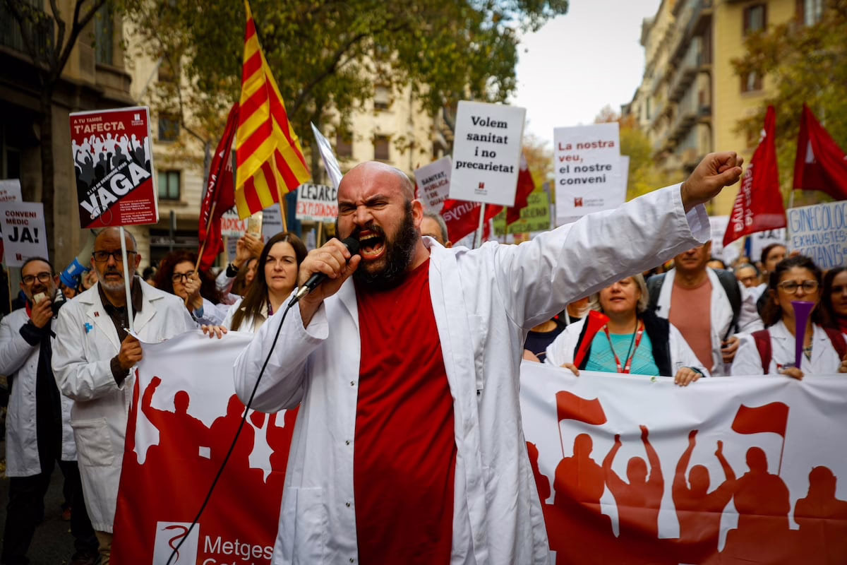 Más de 100.000 médicos se unen a una huelga de cuatro días para exigir reducción de carga laboral y menos turnos de guardia | Sociedad