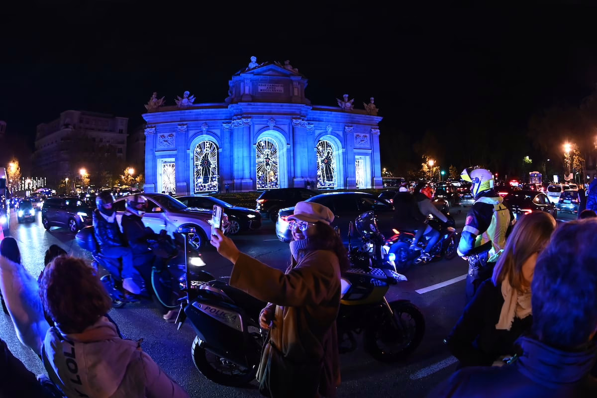 Controversia por la iluminación en El Retiro: el entorno urbano frente a la imagen navideña | Noticias de Madrid