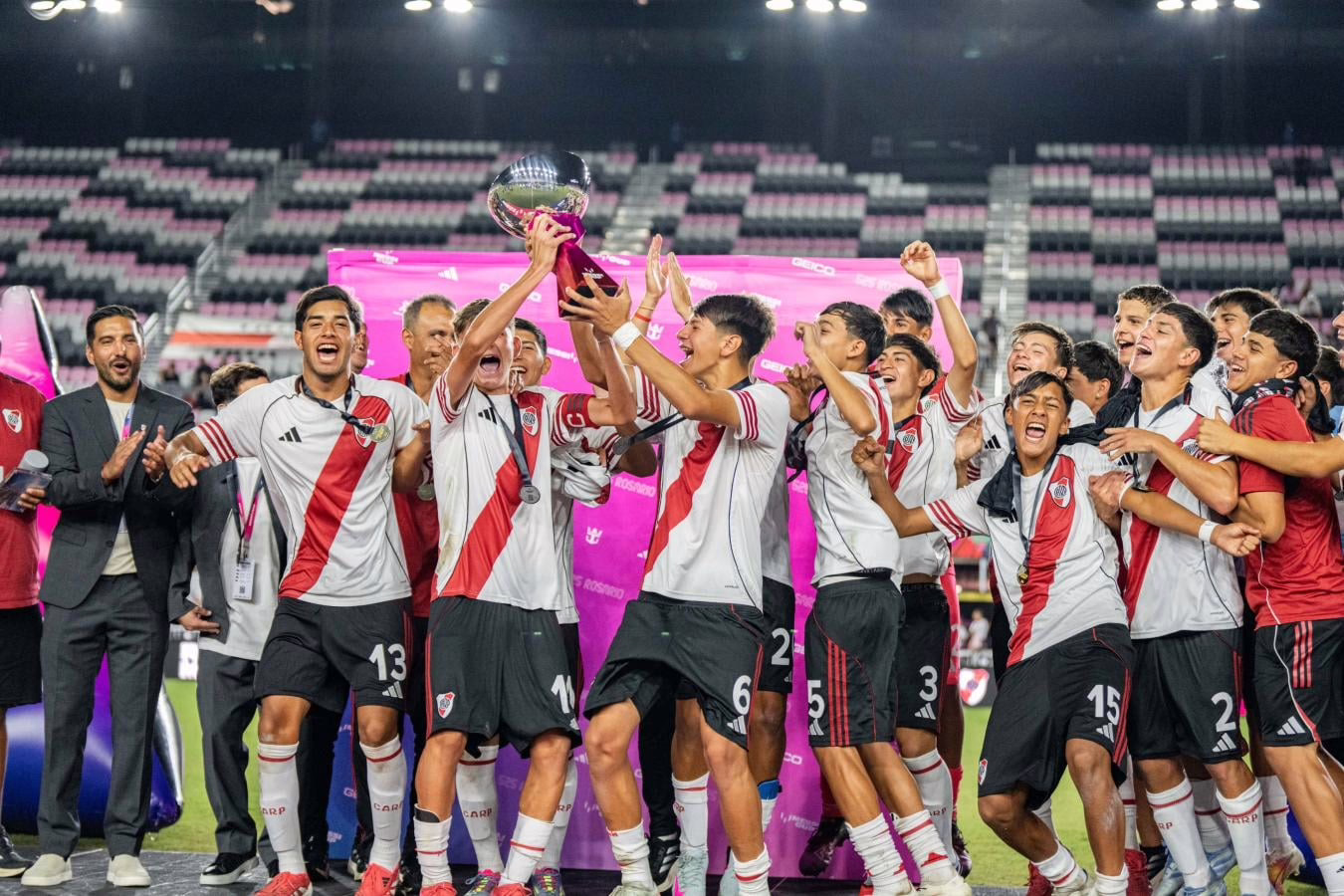 River se coronó campeón de la Messi Cup al derrotar al Atlético de Madrid.