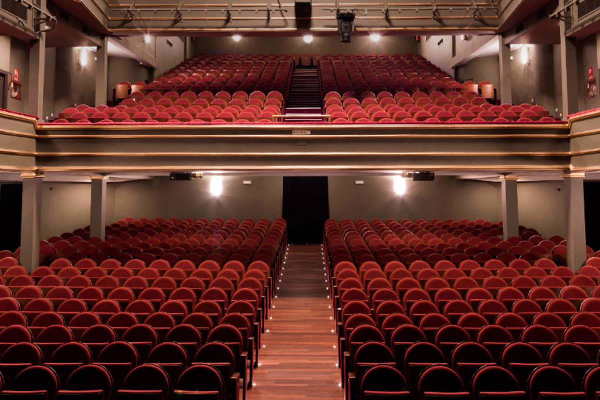 Un teatro selecto de Madrid se transforma en un mercado benéfico.
