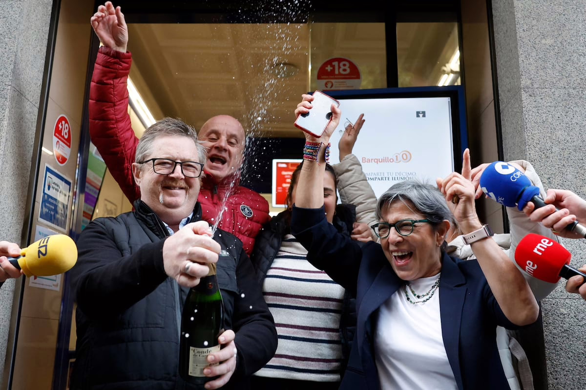 De un café matutino a brindar con champán en 21 minutos: un adiós por jubilación y una lluvia de millones en el corazón de Madrid | Lotería de Navidad 2025