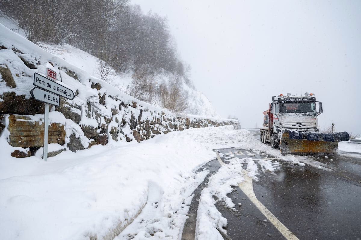 Tráfico advierte sobre intensas nevadas a partir de mañana durante la Operación Navidad | Pronóstico del tiempo en España y a nivel global hoy
