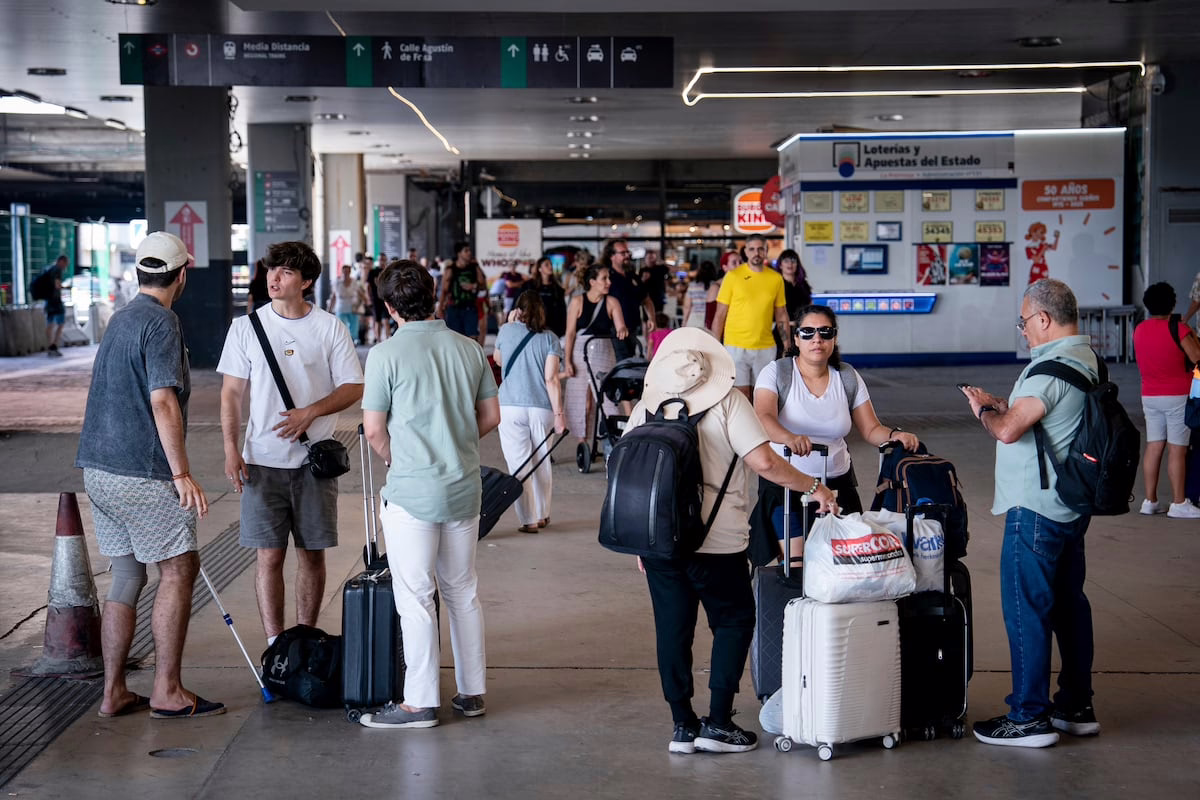 Reanudada la operación de trenes de larga distancia y alta velocidad en la estación de Chamartín, Madrid | Economía