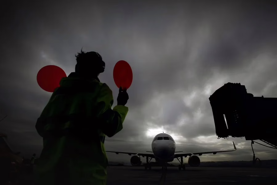 Cierra el aeropuerto de A Coruña debido a un jabalí en la pista.