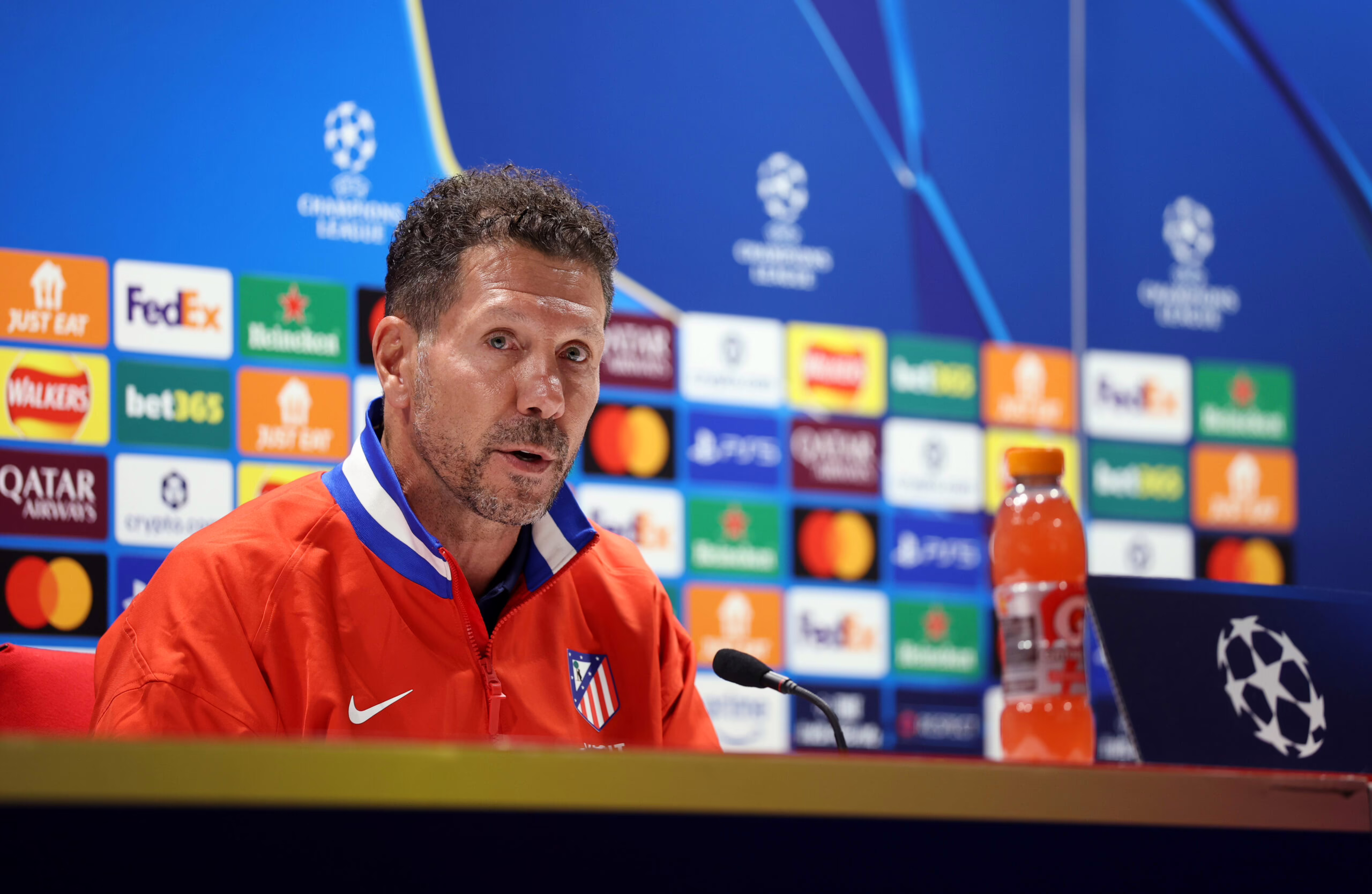 CUIDADO. Simeone evalúa la situación del equipo en partidos como visitante.
