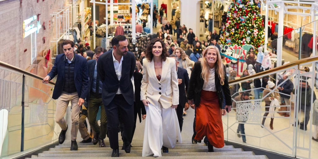 Ayuso realiza un día de compras en la Gran Vía entre vítores de "presidenta" y aplausos.