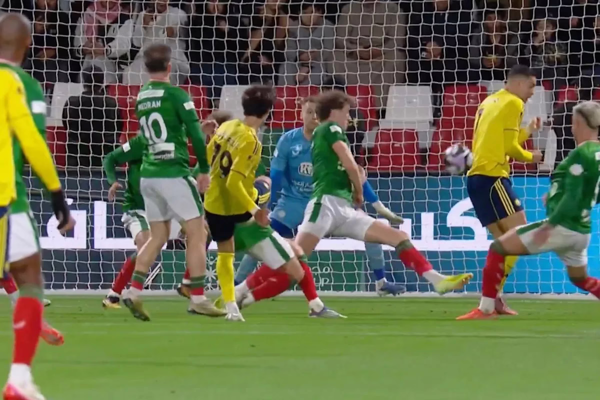 Cristiano Ronaldo celebra goles hasta casi el final del año y con un toque de suerte: ¡marcó de espaldas!