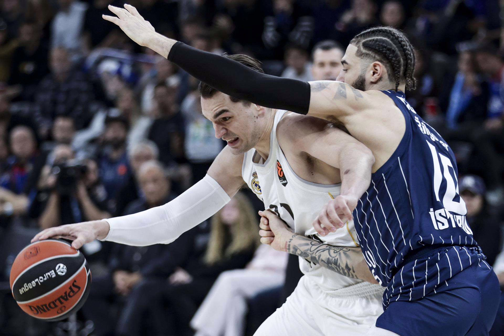 75-81: El Madrid refuerza su confianza fuera de casa con una contundente victoria ante el Anadolu Efes.
