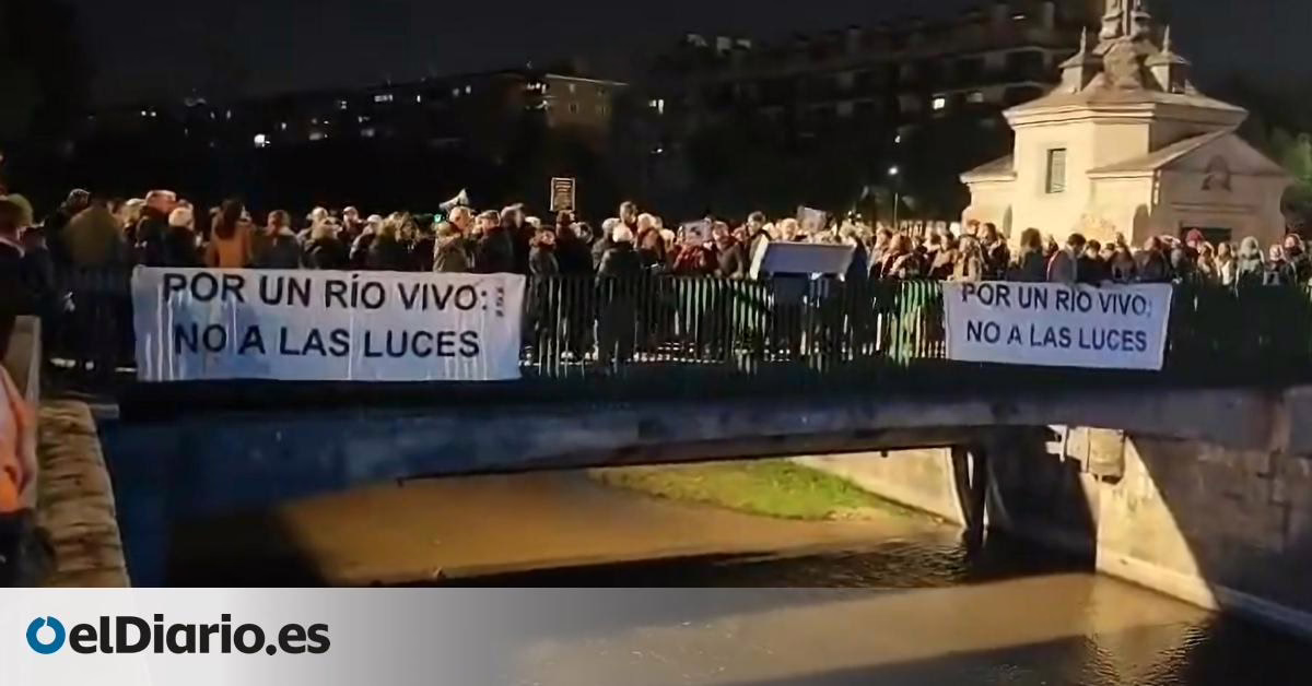 Ecologistas critican la iluminación navideña del río Manzanares activada por Almeida por no contar con un informe ambiental.