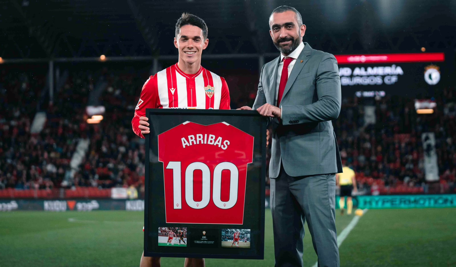 Arribas recibe un homenaje por sus 100 partidos con el Almería.