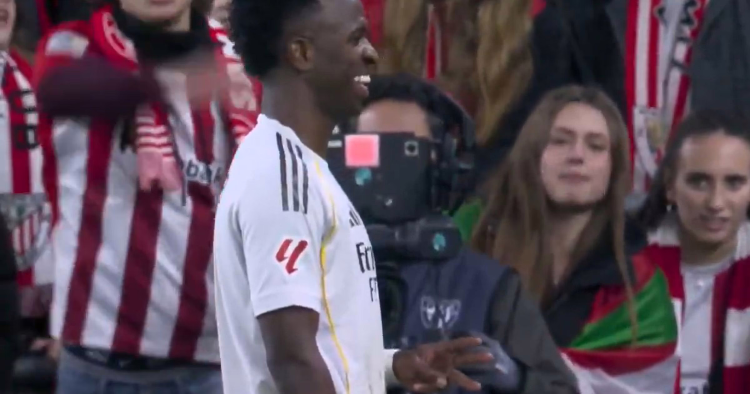 La queja de LaLiga por los cánticos en San Mamés durante el partido Athletic-Real Madrid: "Asencio, muérete" y "Vinícius, idiota".