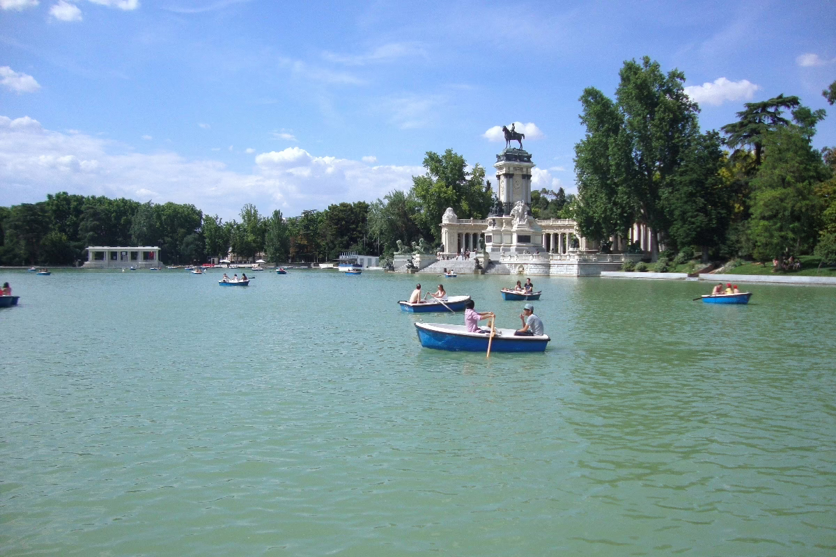 El Ayuntamiento drenará el estanque del Retiro y lo rellenará con agua salada para albergar a miles de calamares.