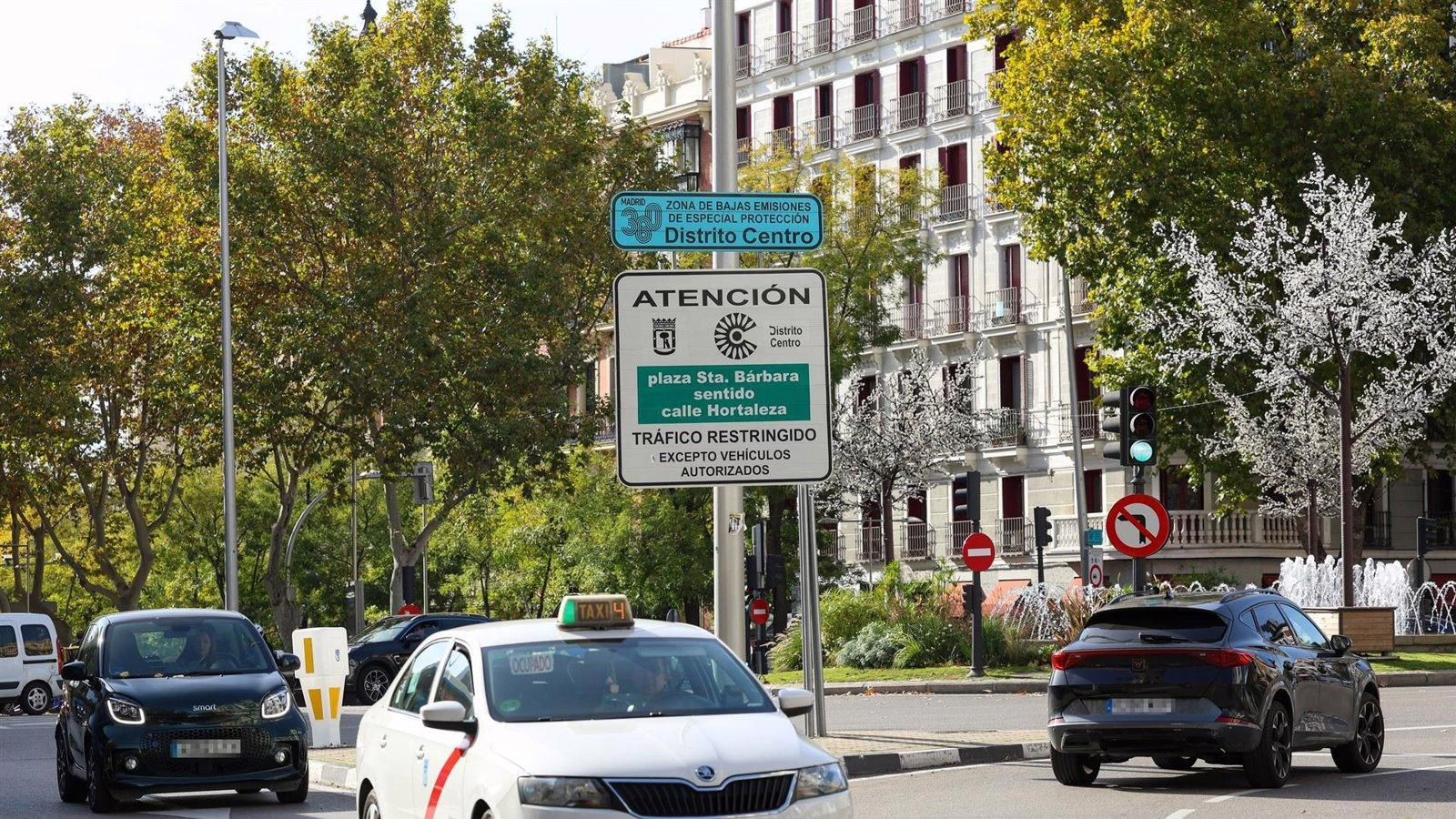 Madrid amplía la moratoria hasta 2026 para coches sin distintivo ambiental.