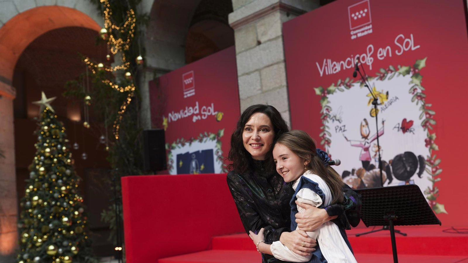 Ayuso se divierte en el evento 'Villancicos en Sol' junto a Lucía Torres en Madrid.
