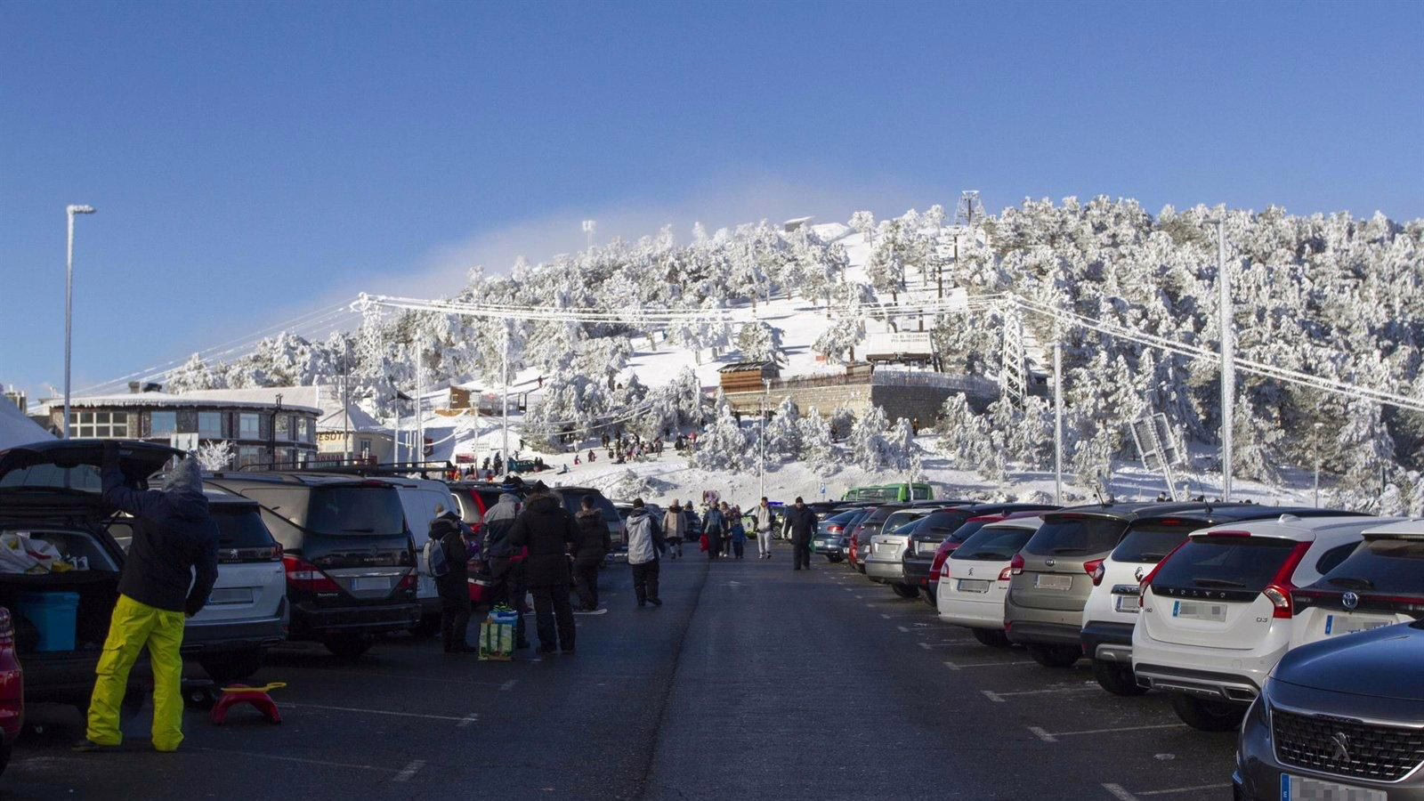 Madrid pone en marcha un plan conjunto para regular el acceso a la sierra durante el invierno.