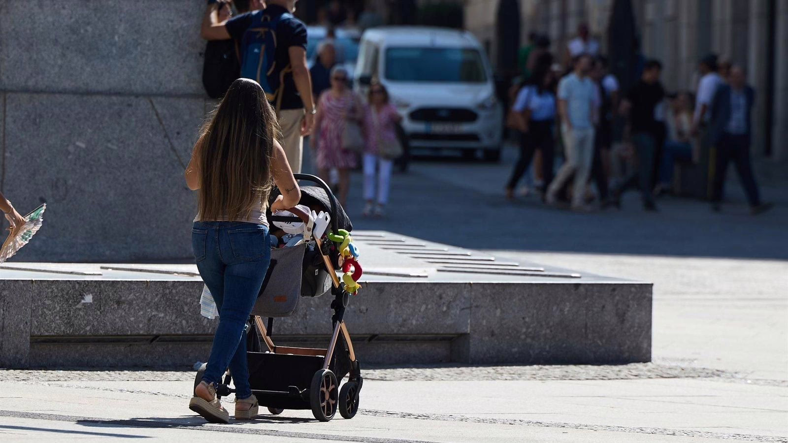 La Comunidad de Madrid ofrece subsidios a jóvenes embarazadas para incentivar la natalidad.