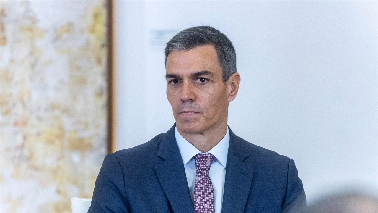 Pedro Sánchez destituye a Antonio Hernández, estrecho colaborador de Paco Salazar, tras las controversias relacionadas con las acusaciones de acoso sexual.