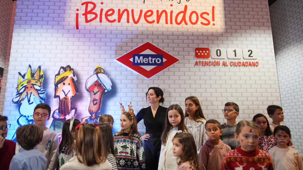 Díaz Ayuso recorre el 012 Reyes Magos, que en esta ocasión permitirá a los niños comunicarse por videollamada con los Reyes de Oriente.