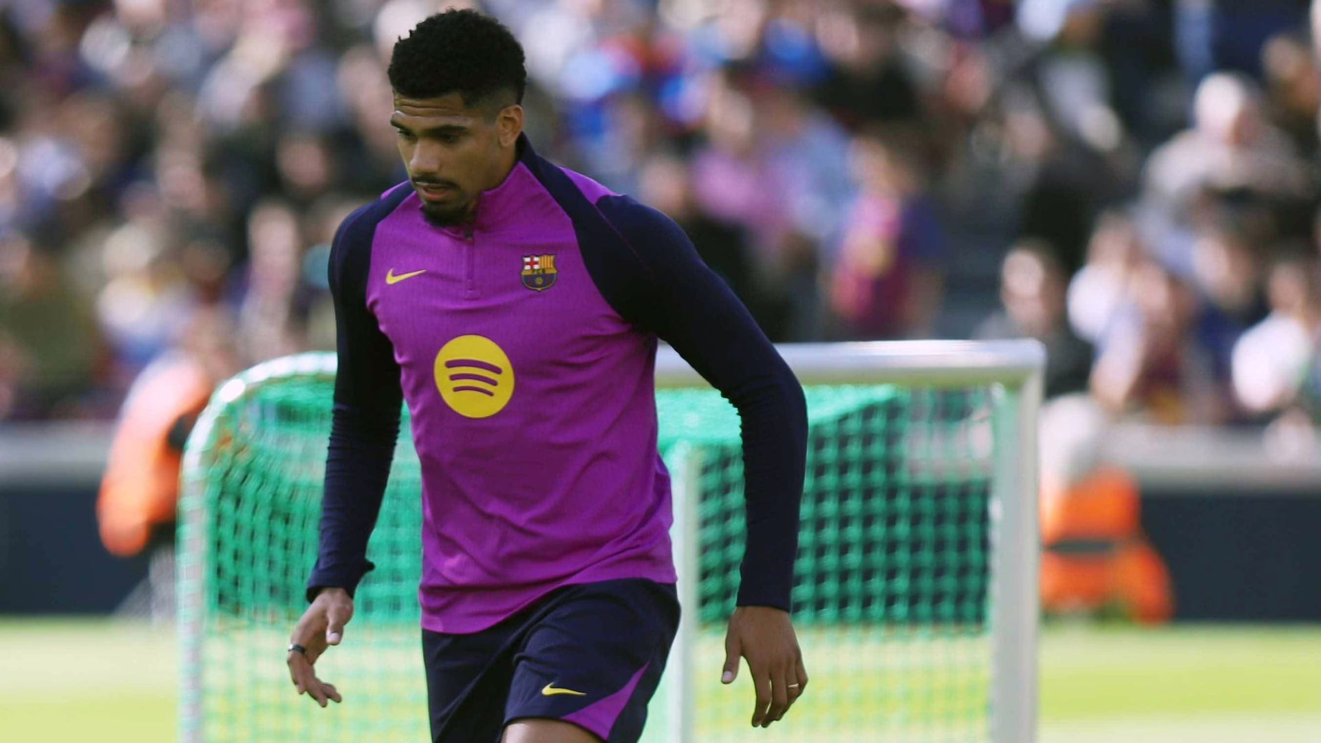 Ronald Araujo regresa a Barcelona y se reincorpora a los entrenamientos para mostrar su agradecimiento a los aficionados.