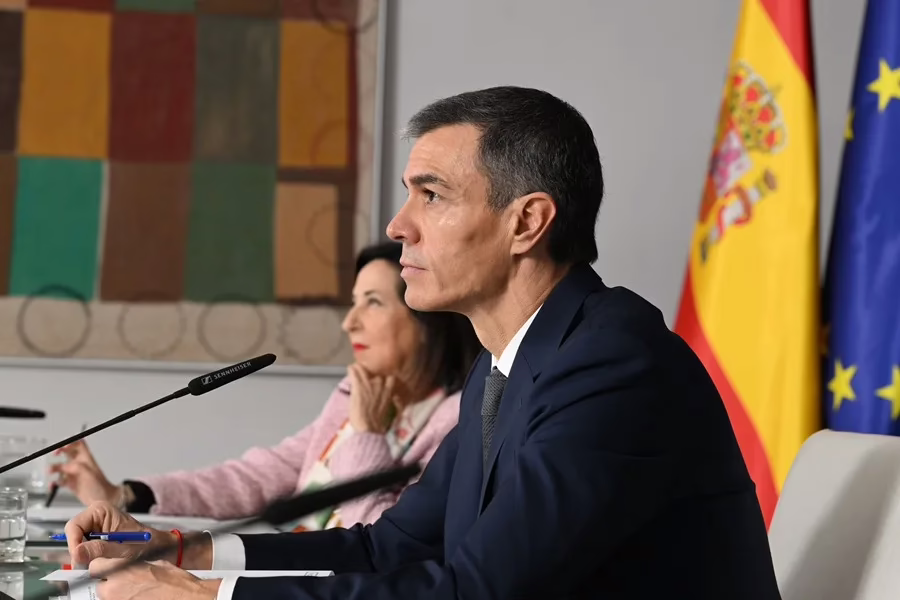 Sánchez valora el esfuerzo de los militares destacados en pro de la paz.