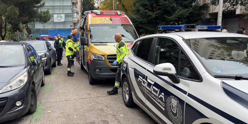 Fallece una mujer de 50 años al caer desde un décimo piso en Ciudad Lineal, acompañada de sus dos hijos de 3 años.