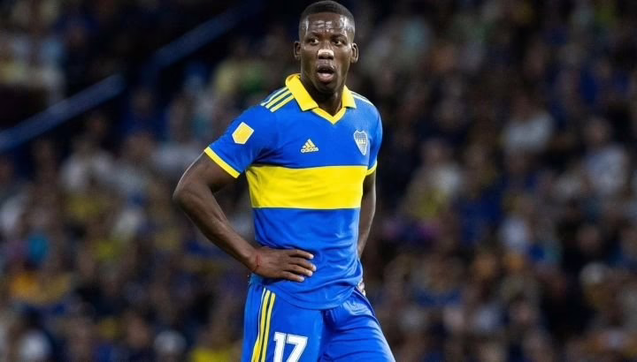 Advíncula canceló su contrato con Boca y regresa a Perú.