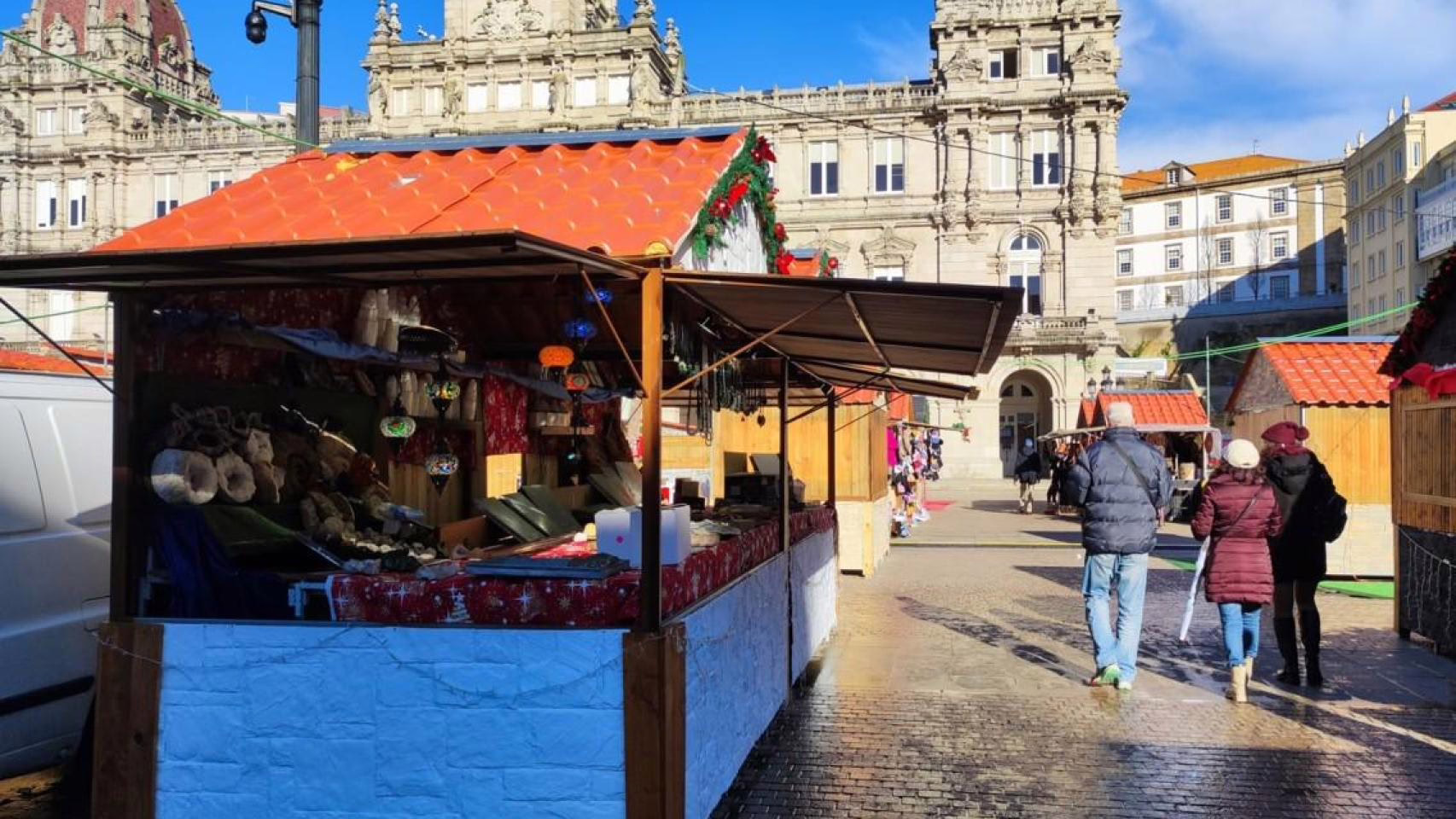 El controvertido mercadillo navideño de A Coruña se presenta en la televisión nacional.