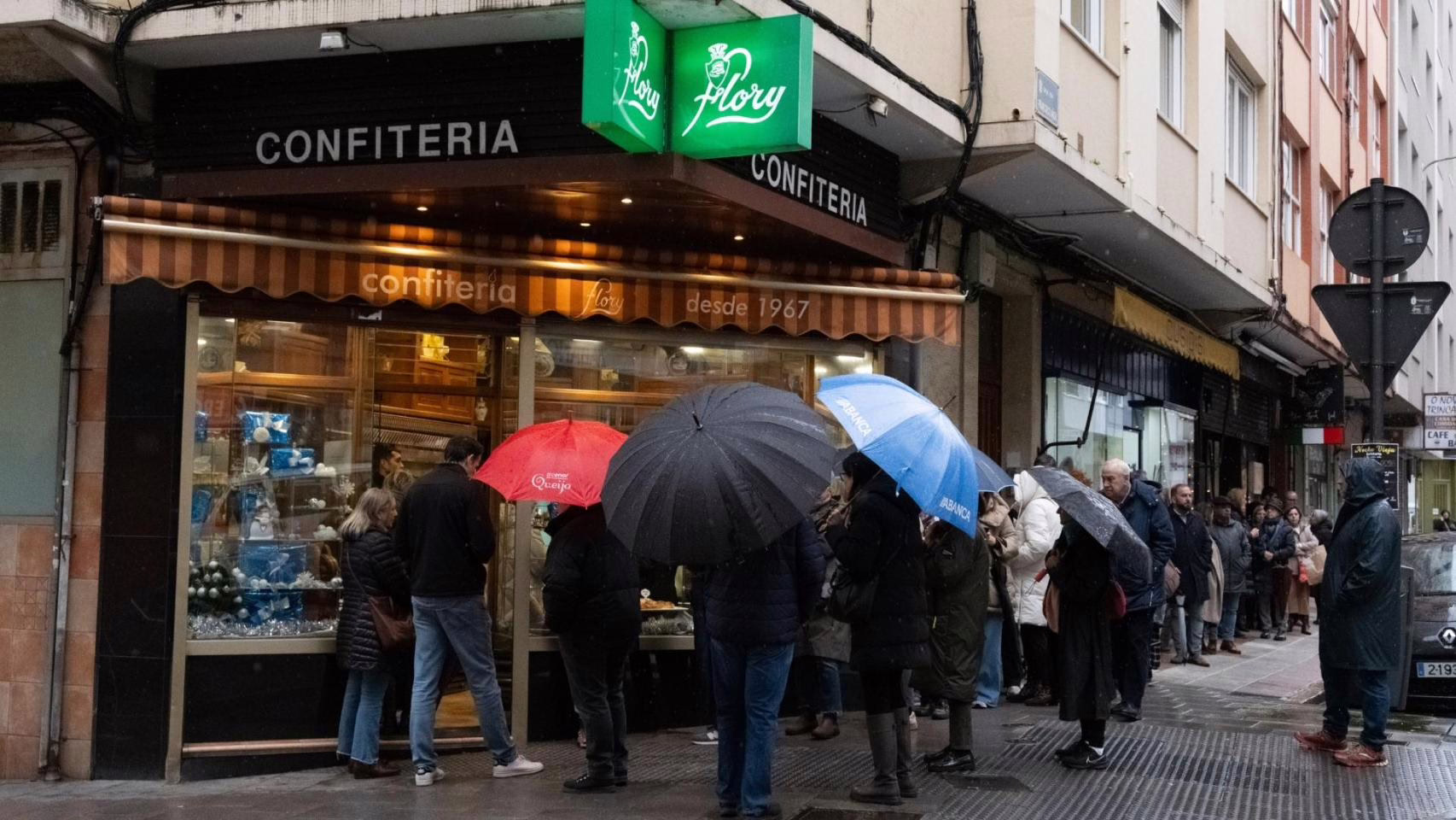 Fila en Flory, A Coruña, para adquirir el roscón de Reyes.