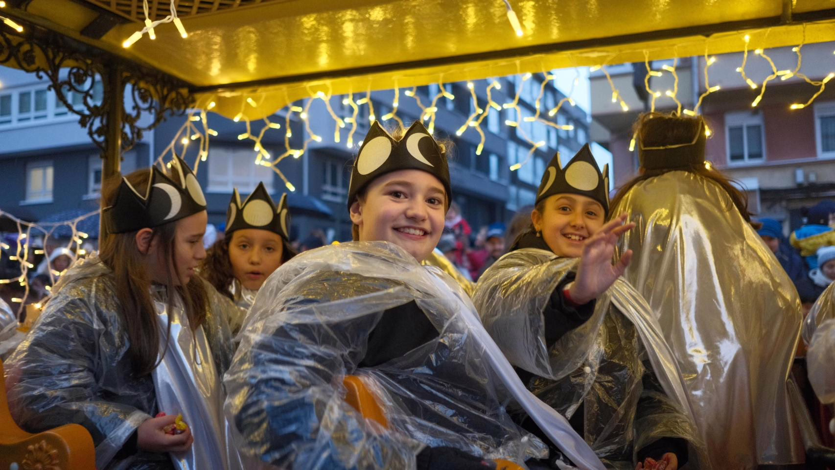 La Cabalgata de Reyes de A Coruña inunda la ciudad de alegría y dulces.