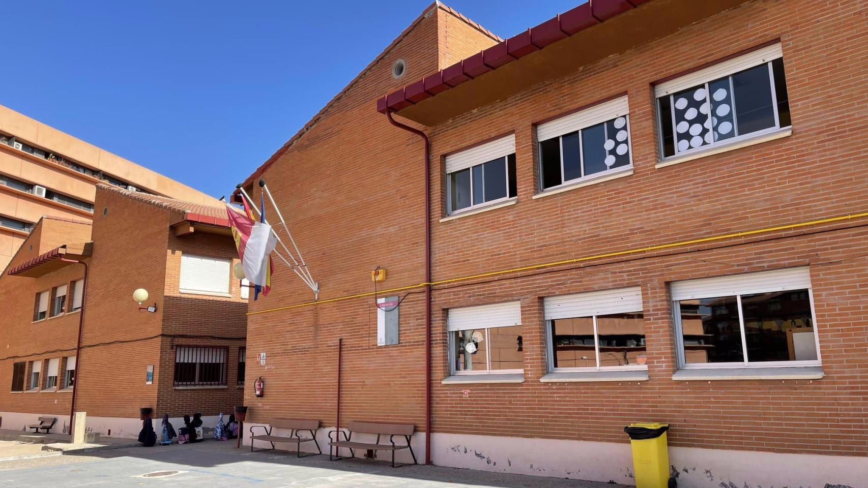 Familias de un colegio en Toledo deciden retirar a sus hijos debido a la "conducta violenta persistente" de un estudiante.