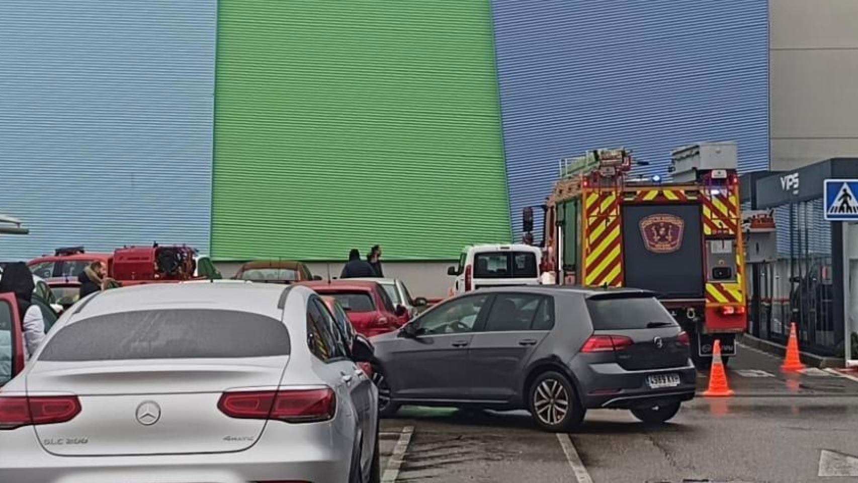 El equipo controla un pequeño fuego eléctrico sin causar lesiones.