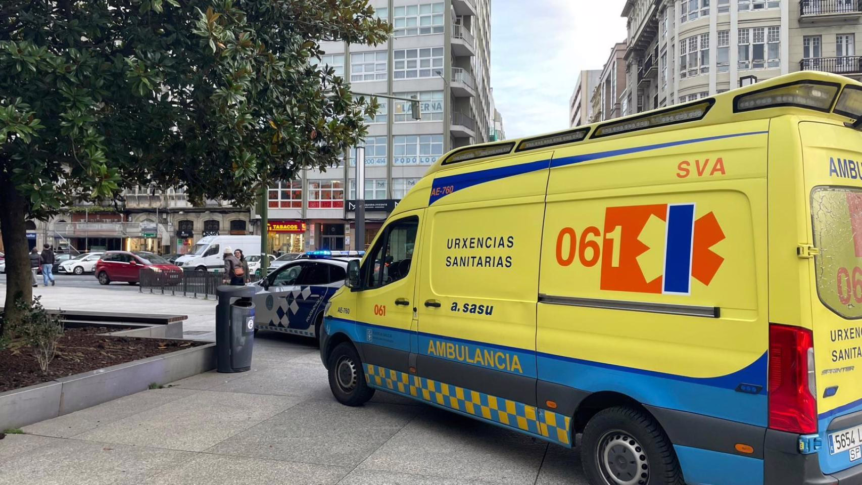 Un joven sufre lesiones por arma blanca en la plaza de Pontevedra, A Coruña, durante el día.