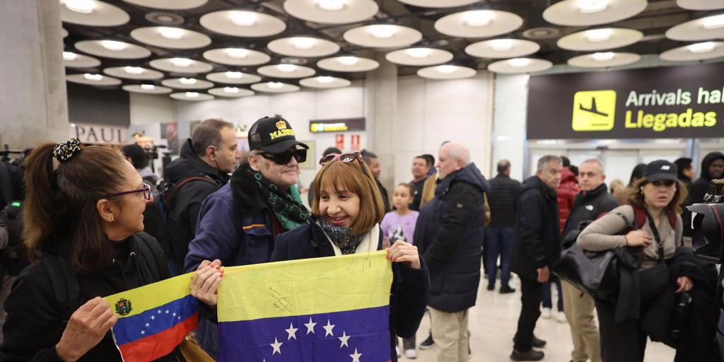 Los cinco españoles rescatados en Venezuela aterrizan en Madrid, mientras Barajas cuenta con medidas de seguridad reforzadas por el Ministerio de Exteriores.