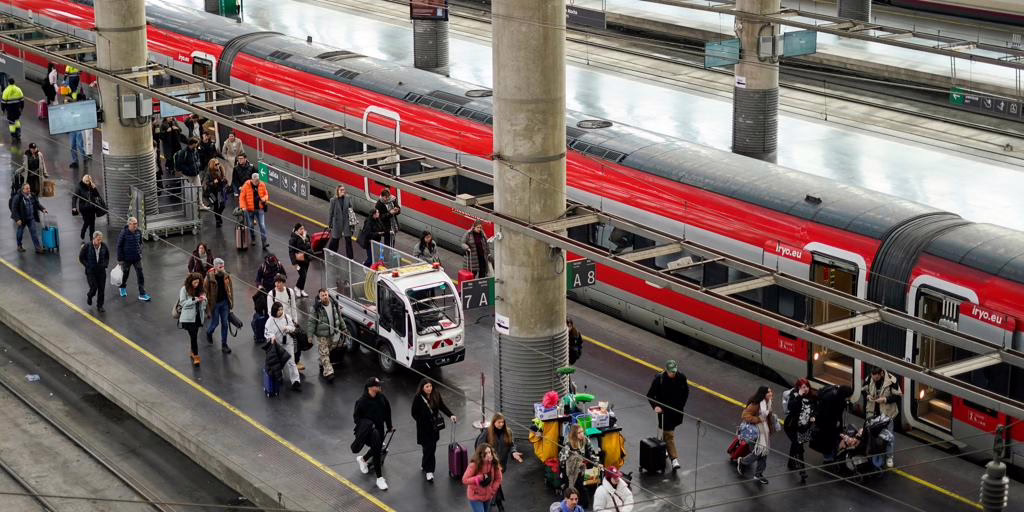 Retrasos y paradas en el servicio de trenes de cercanías y alta velocidad debido a las condiciones climáticas en España.