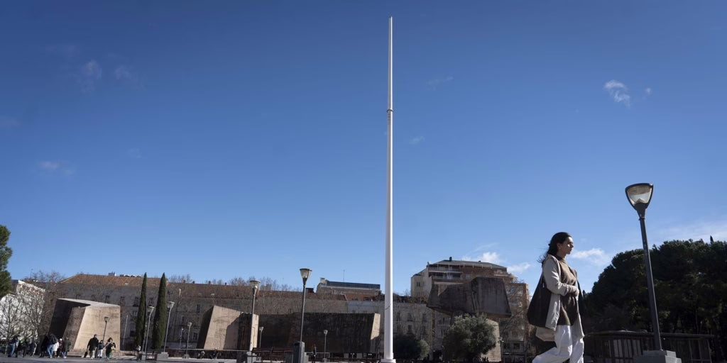 Sustraen la bandera de España de la plaza de Colón debido a daños ocasionados por la tormenta en Madrid.