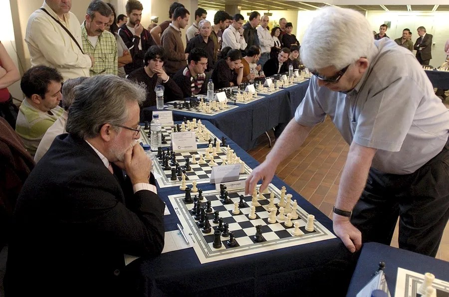 El mítico campeón del mundo de ajedrez Boris Spassky (d)