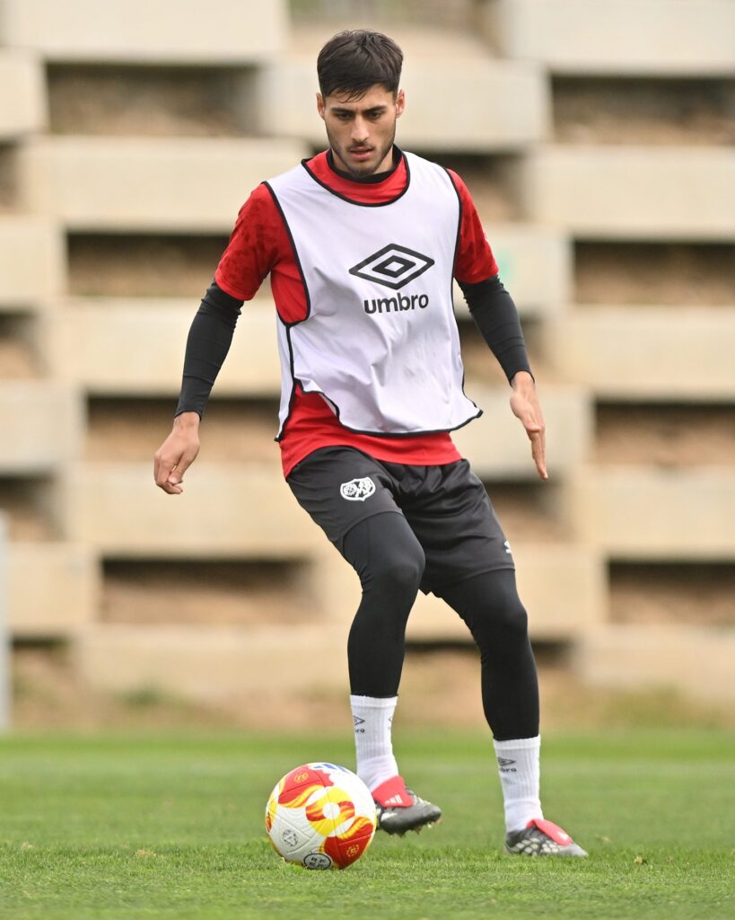 Carlos Martín completa sus primeros entrenamientos con el Rayo Vallecano 3 Carlos Martín, en un entrenamiento con el Rayo Vallecano (c) Rayo Vallecano