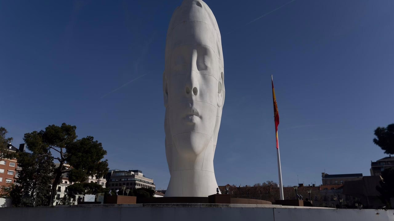 ¿En qué ciudad se encuentra la plaza urbana que es 45 veces más extensa que la de Colón en Madrid?