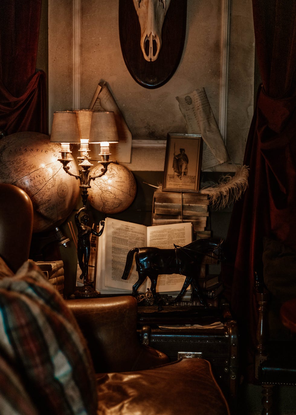 detalle de libro y sillón en james tweed