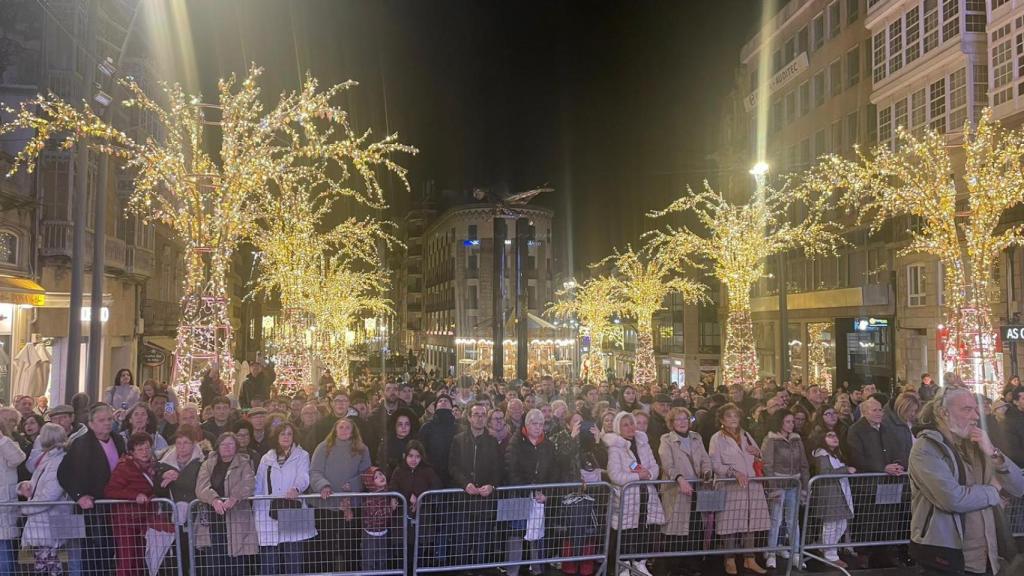 Gente viendo el apagado en Vigo