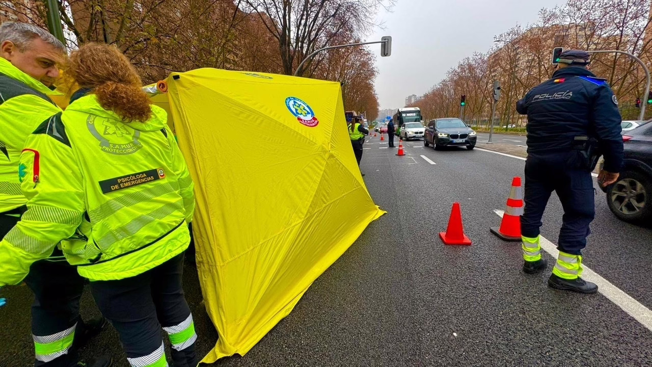 Serio accidente en un paso de peatones de la Avenida de la Ilustración deja a una persona herida.