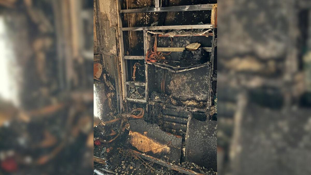 Así quedó el contador de la luz, al que varios okupas estaban enganchados ilegalmente, tras el incendio.